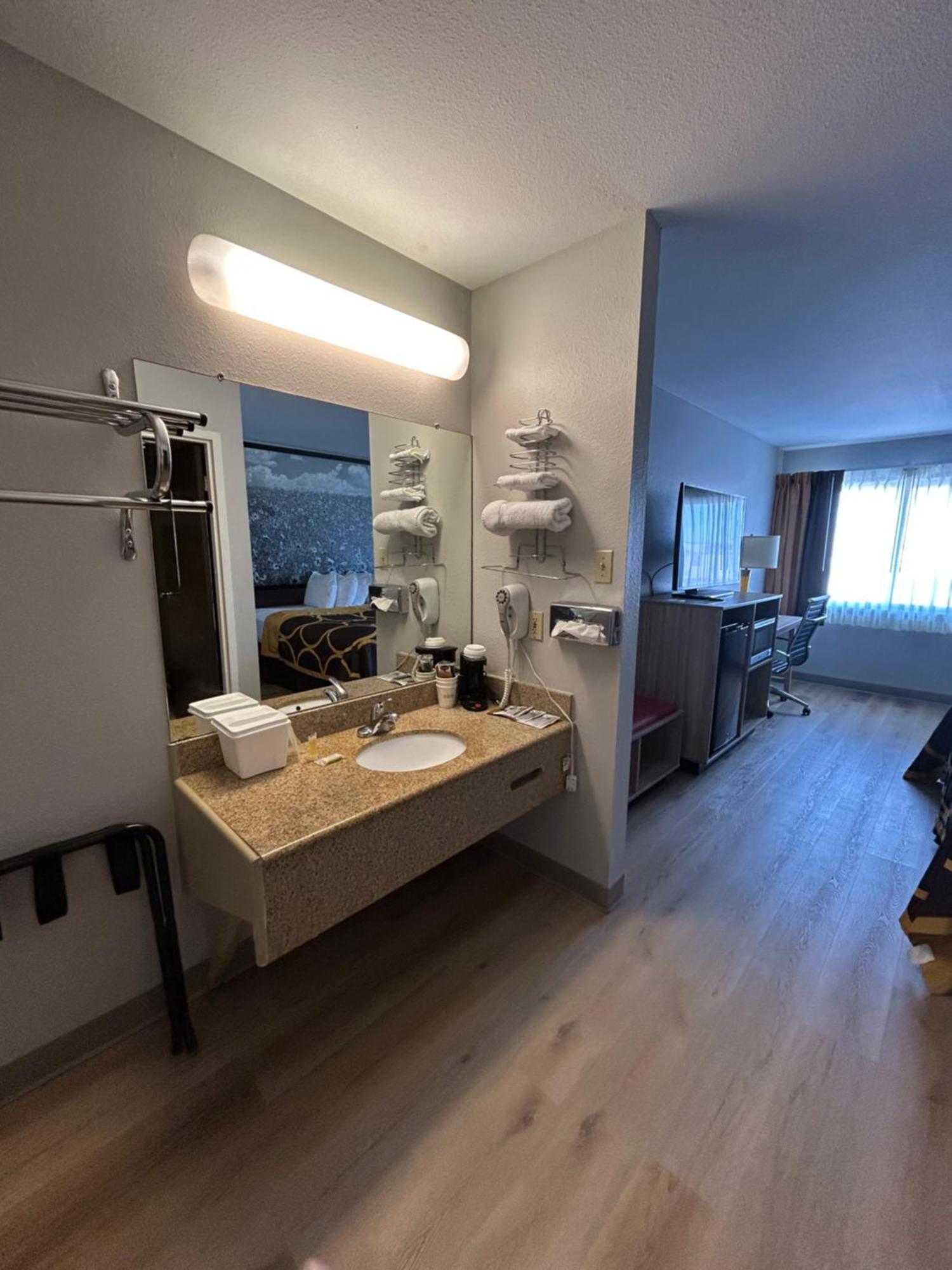 Super 8 By Wyndham Sterling Co Hotel Ngoại thất bức ảnh