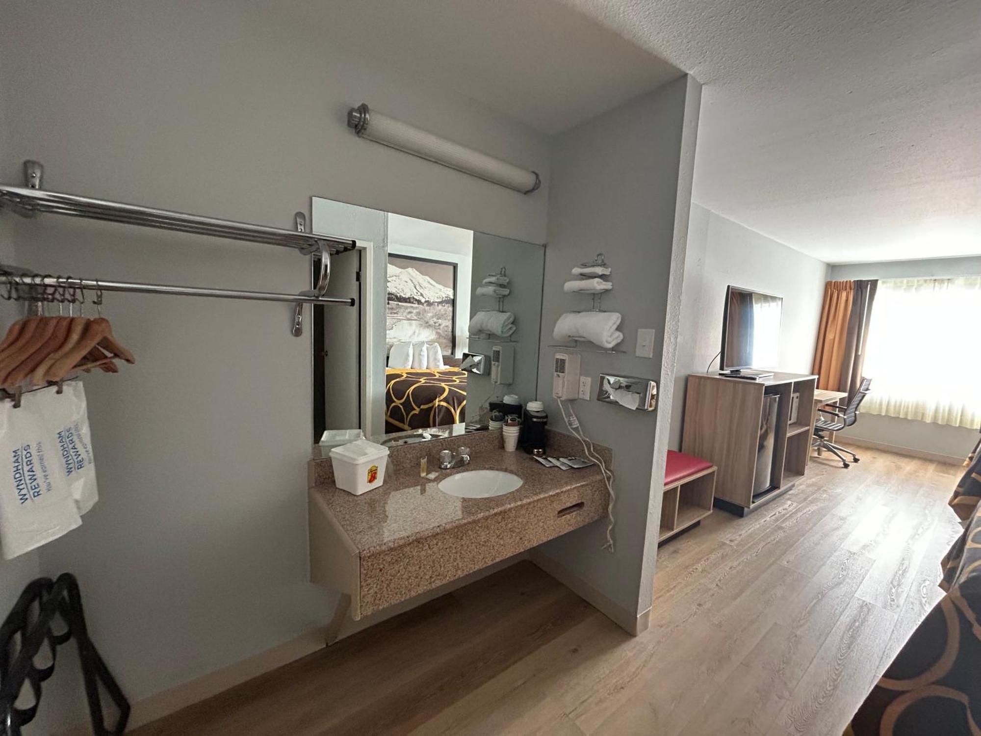 Super 8 By Wyndham Sterling Co Hotel Ngoại thất bức ảnh