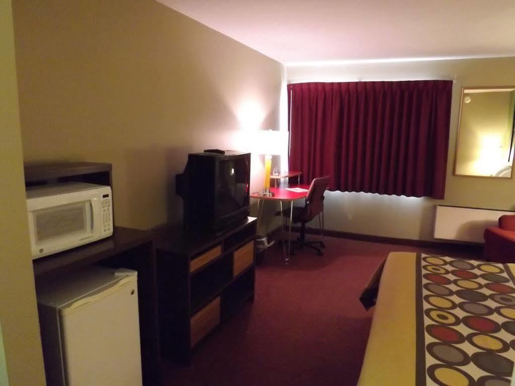 Super 8 By Wyndham Sterling Co Hotel Ngoại thất bức ảnh