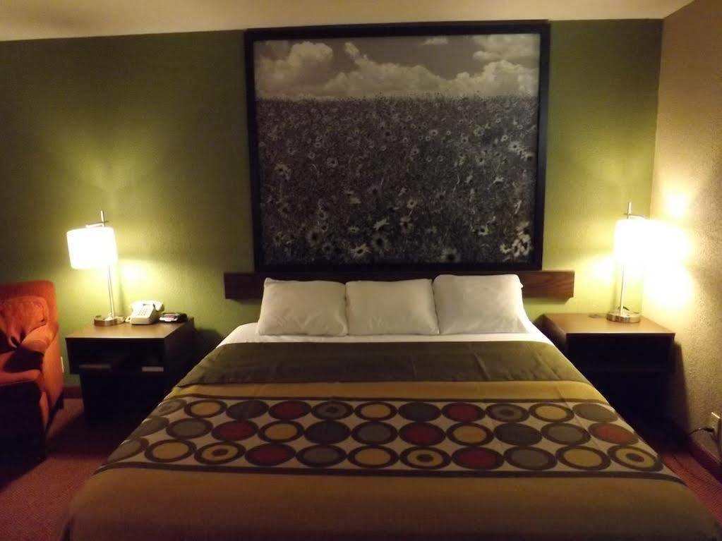 Super 8 By Wyndham Sterling Co Hotel Ngoại thất bức ảnh